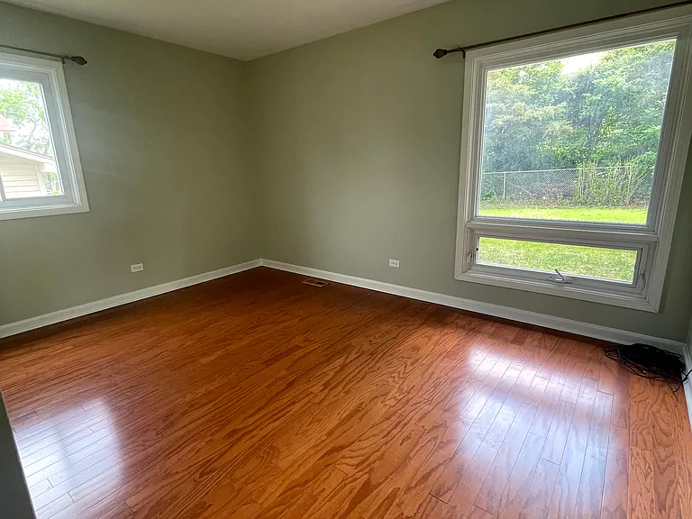 2S525 Lloyd Ave — Photo 2