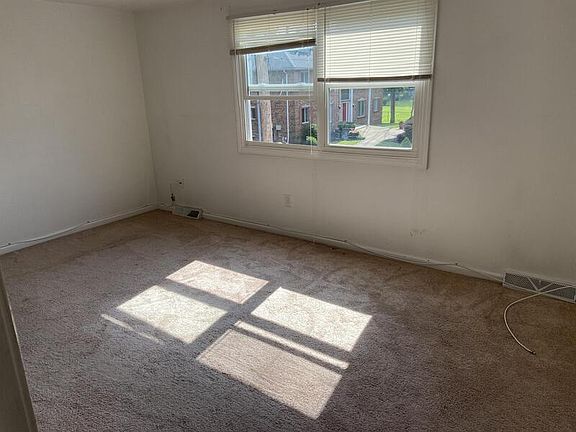 3rd image of 111 Creekside Dr