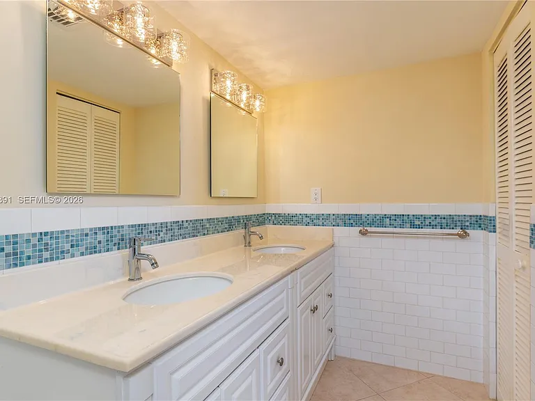 545 SE 12th St #305 — Photo 12