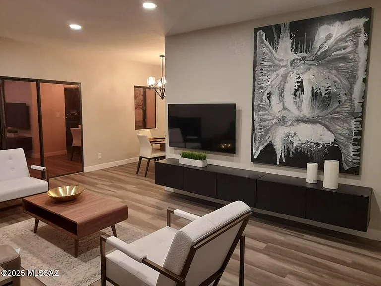 5500 N Valley View Rd #210 — Photo 1