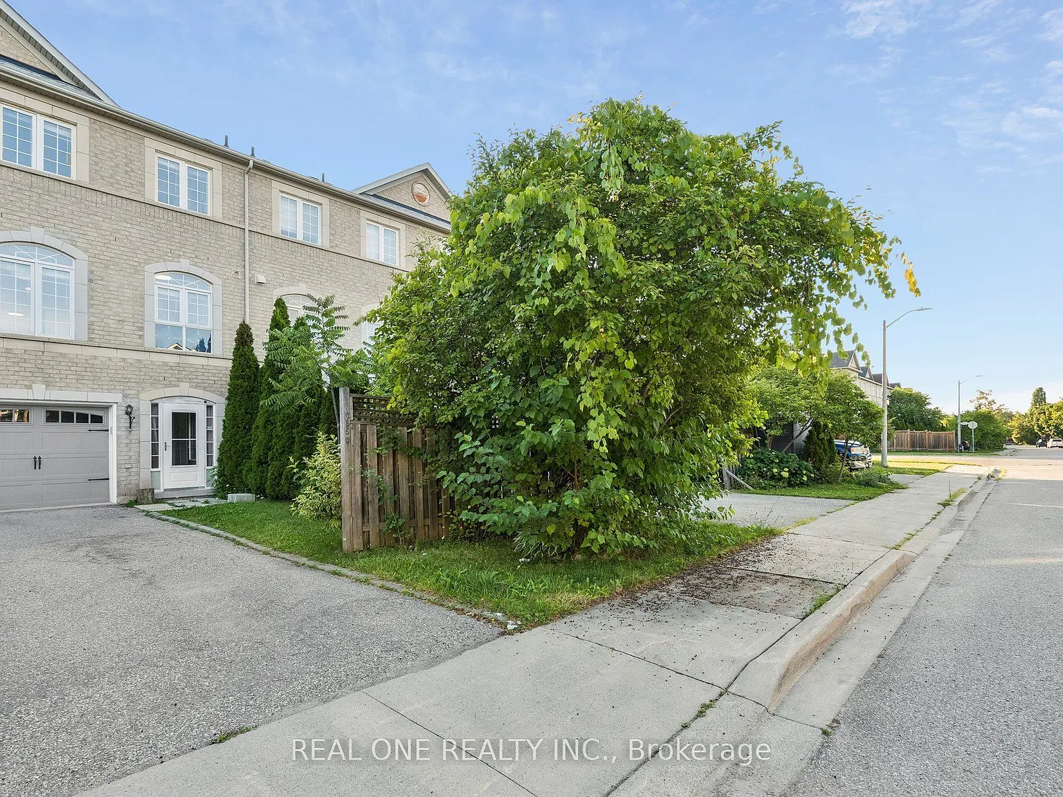 4 bed, $3,350 — Photo 1