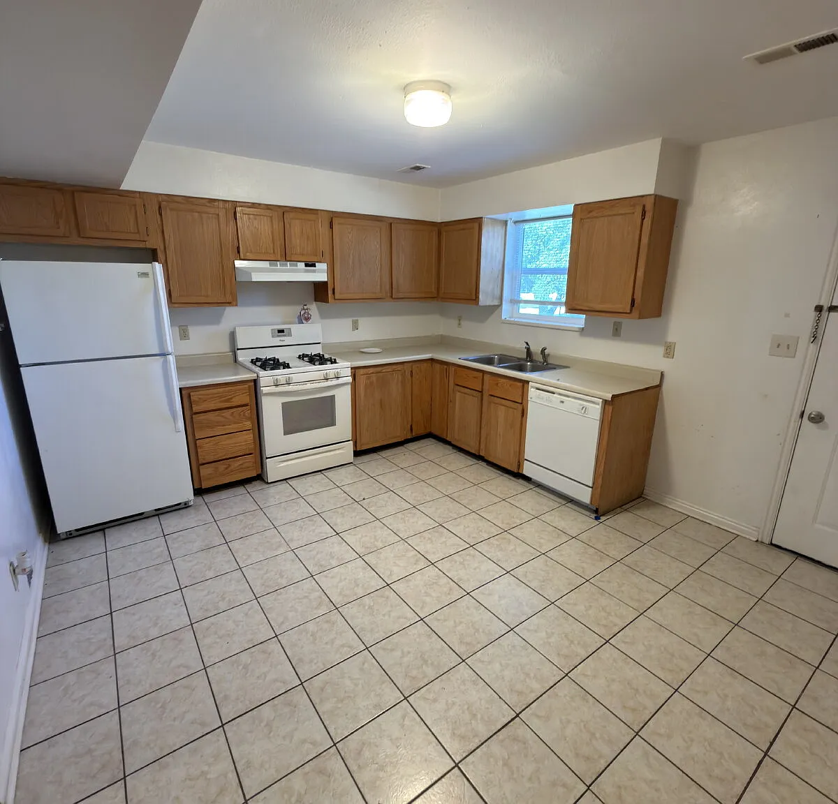 2 bed, 1.0 bath, 1100 sqft, $1,200 — Photo 3
