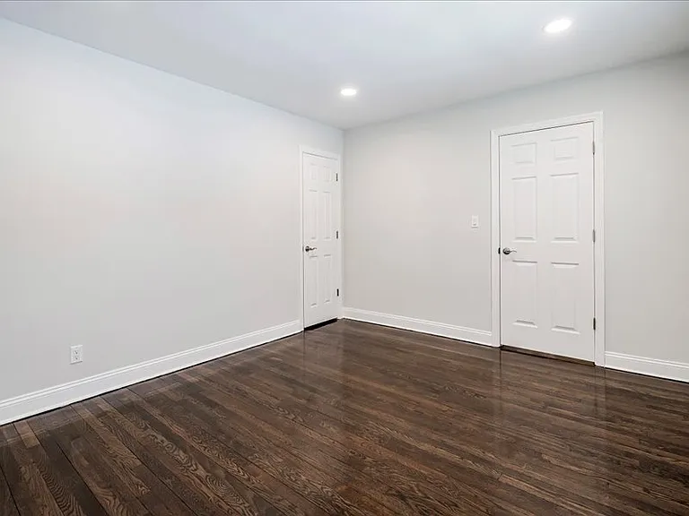 Hilltop Manor Apartments — Photo 10