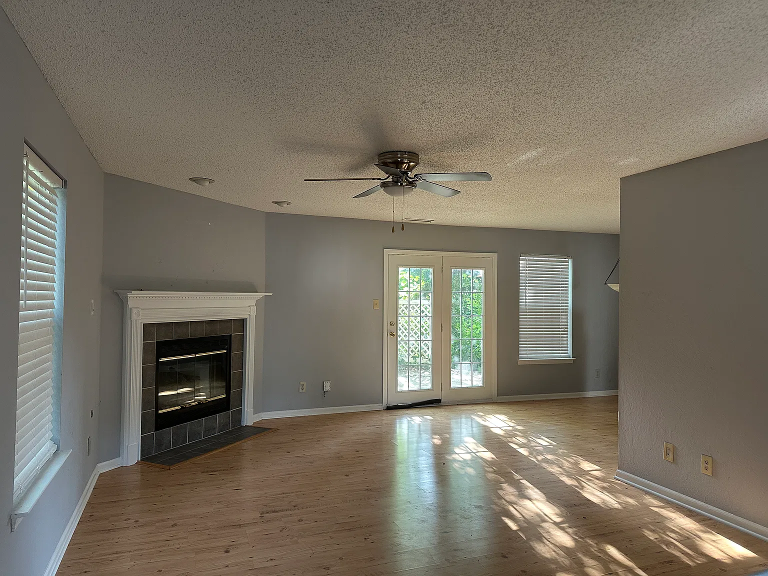 3 bed, 2.5 bath, 1606 sqft, $1,795 — Photo 2
