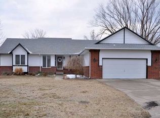2 Will Ct, Halstead, KS 67056
