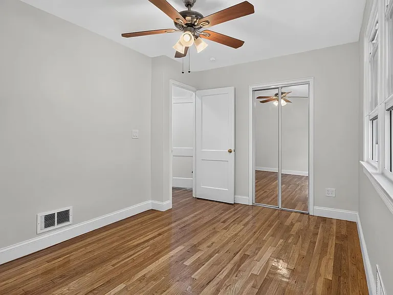 670 John St — Photo 29