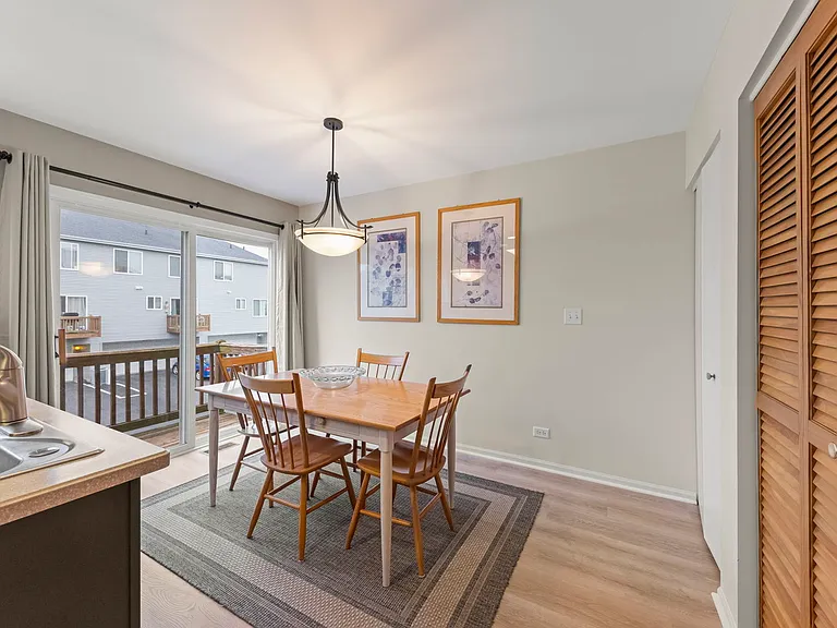 556 Lincoln Station Dr — Photo 11