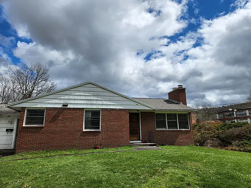 845 N Pleasant St Photo 1