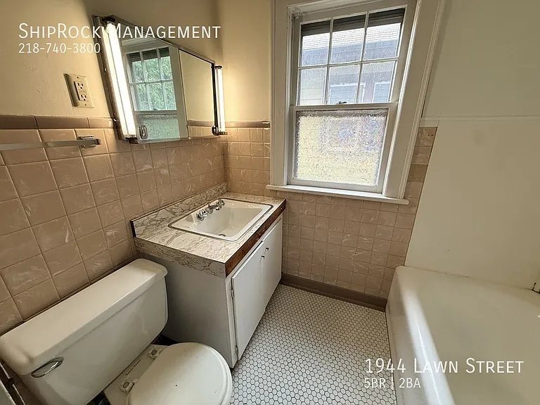1944 Lawn St — Photo 11