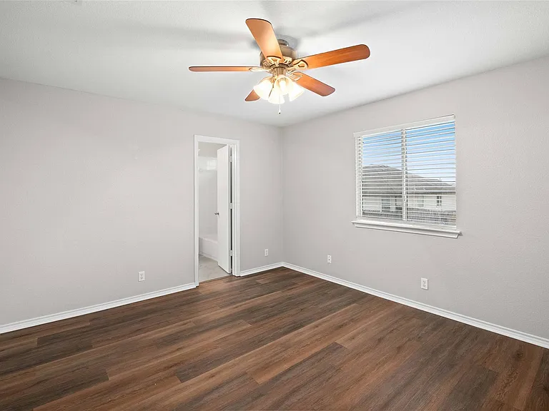 112 Ames Cv — Photo 11