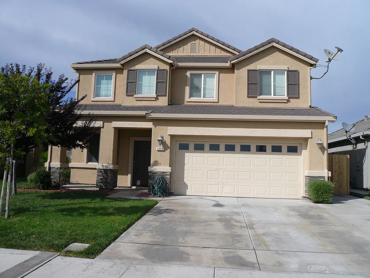 4 bed, 2439 sqft, $3,200 — Photo 1