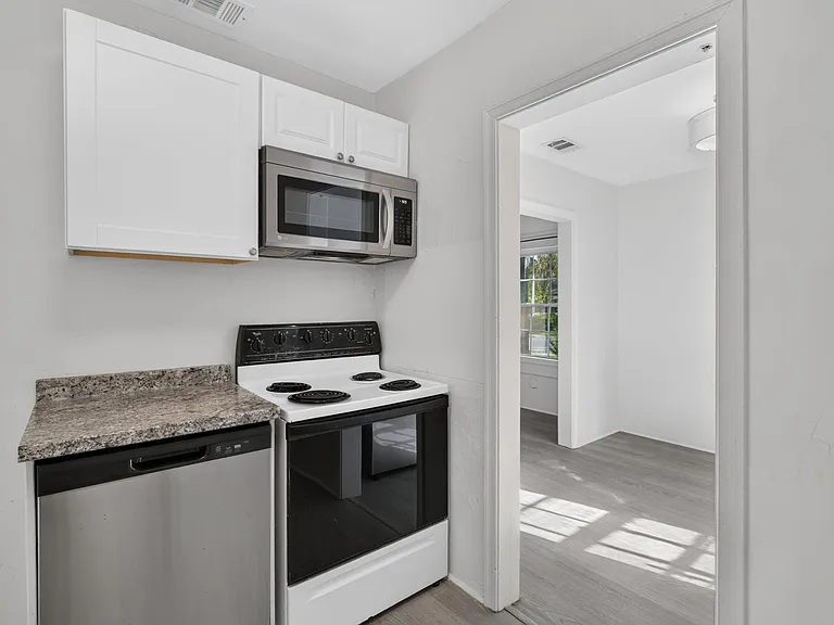 1131 E 53rd St — Photo 16