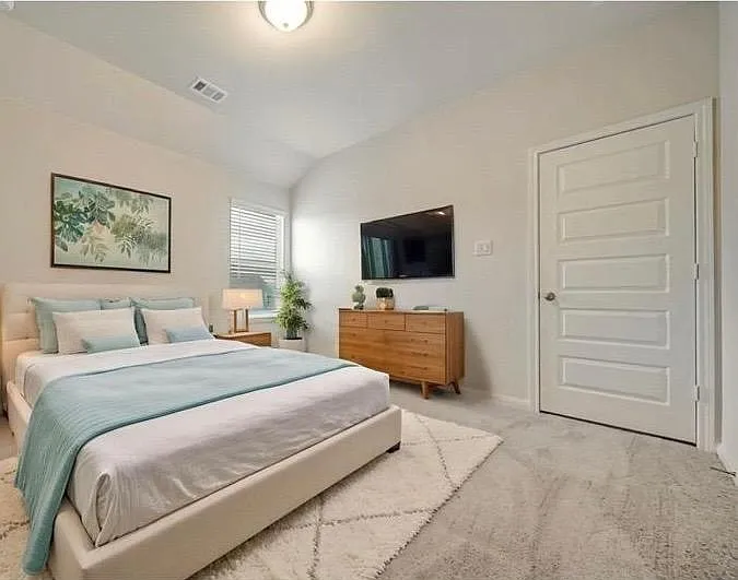 4 bed, 3.5 bath, 3500 sqft, $1,364 — Photo 1