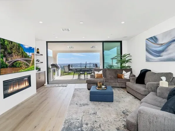 1237 Van Nuys St, San Diego, CA 92109