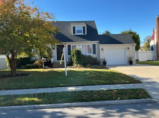 4 Hitchcock Ln, Farmingdale, NY 11735