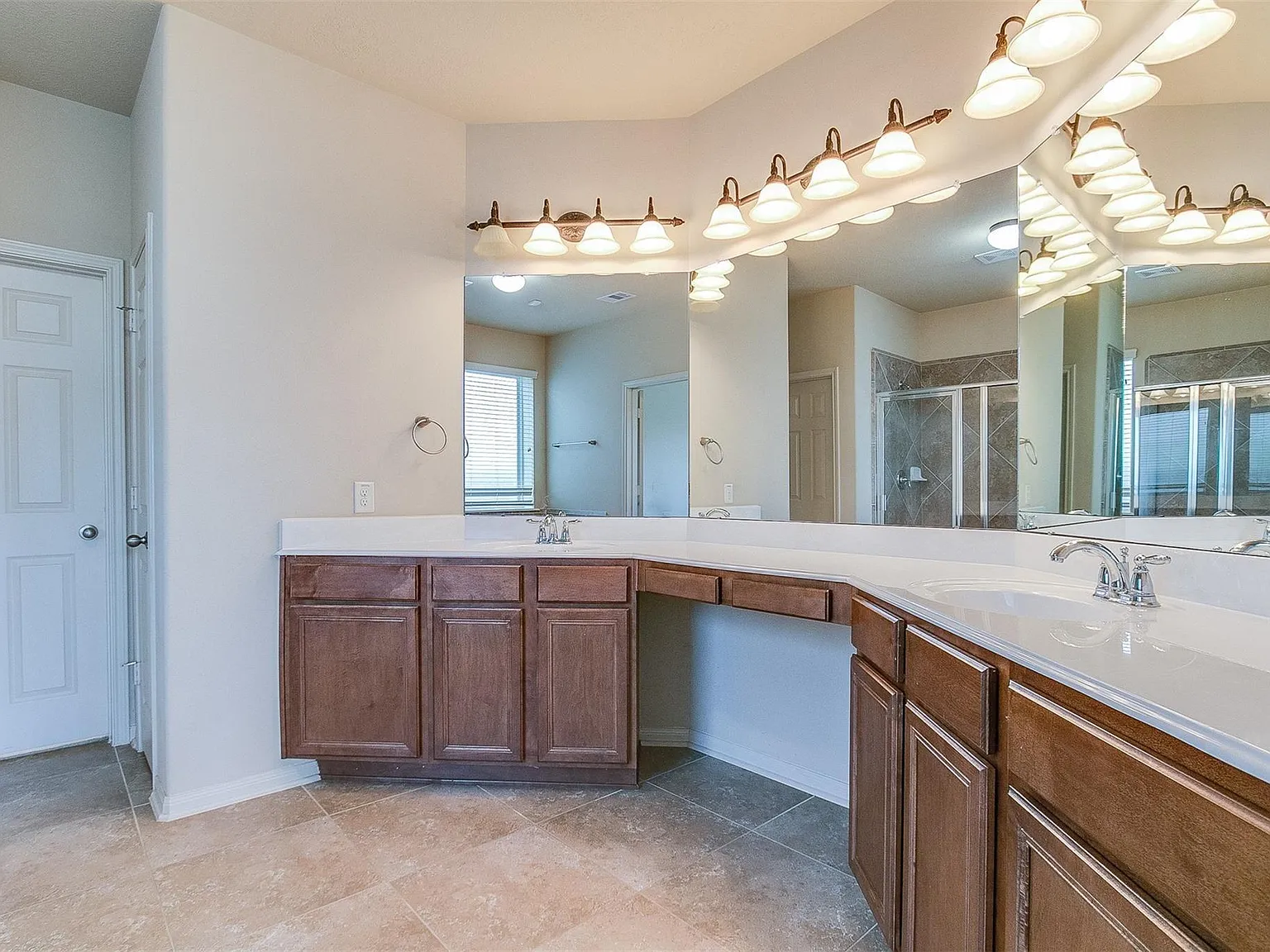 4 bed, 2.5 bath, 2827 sqft, $3,250 — Photo 4