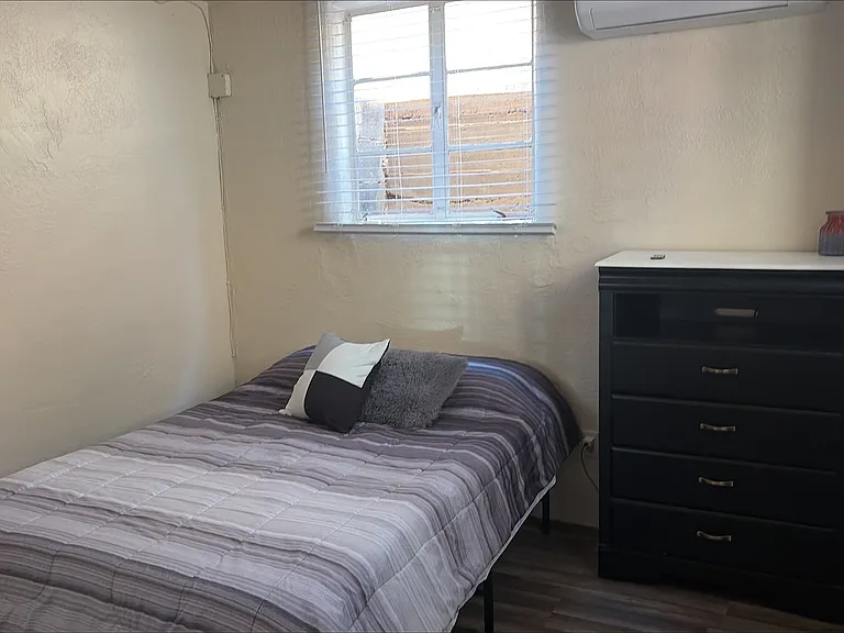 Quality & Updated 2 Bedroom Just Blocks to Pres. Hospital & & UNM — Photo 16
