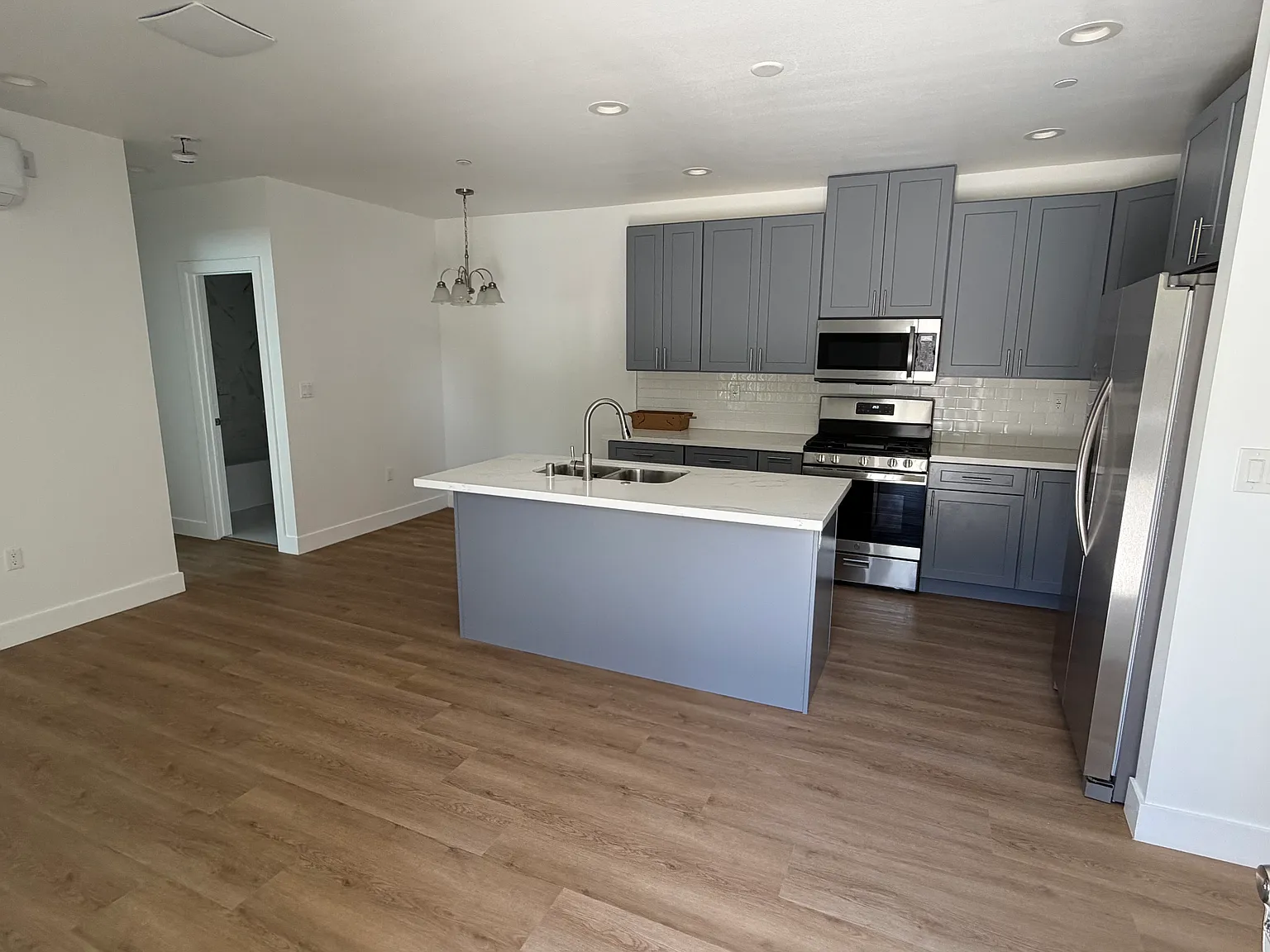 2 bed, 920 sqft, $3,695 — Photo 3
