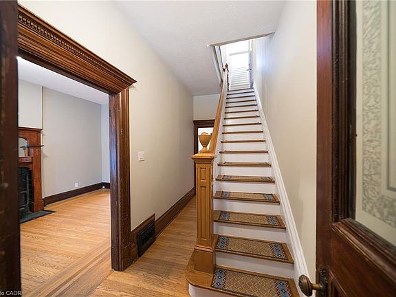 3rd image of 102 Pearl St N