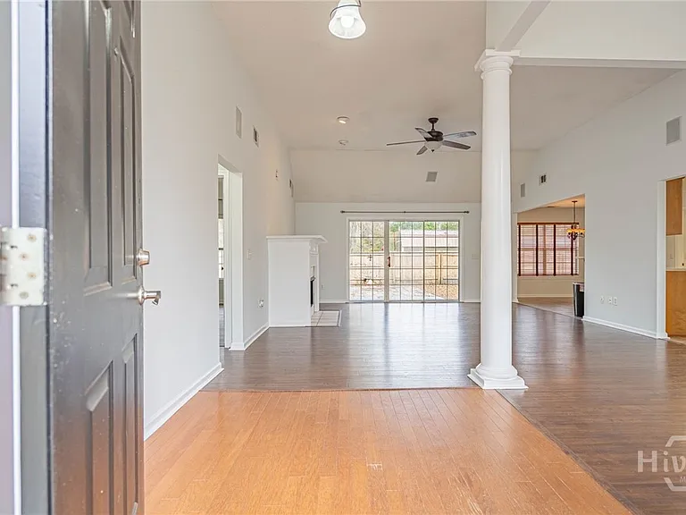 114 Laurens Ln — Photo 2
