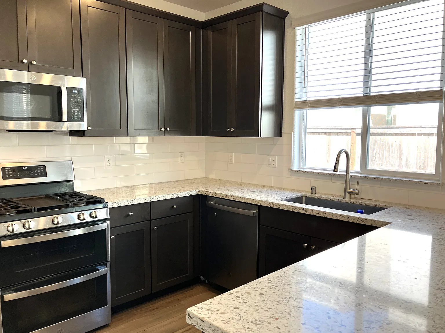 4 bed, 2018 sqft, $2,995 — Photo 3