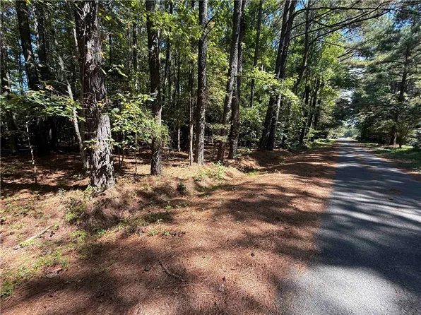 9 Comanchee Ln, Kilmarnock, VA 22482