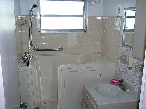 5th image of 2338 Greenwood St