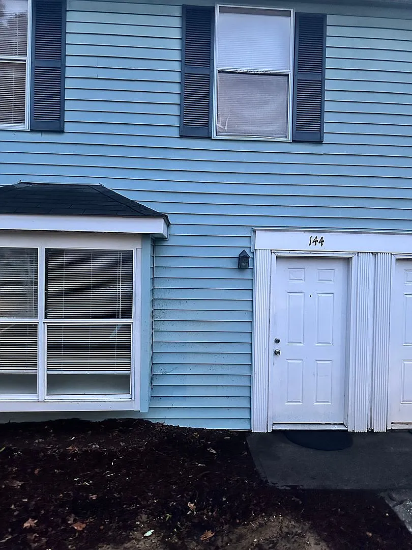 4 bedroom 2.5 bathroom Townhouse — Photo 1