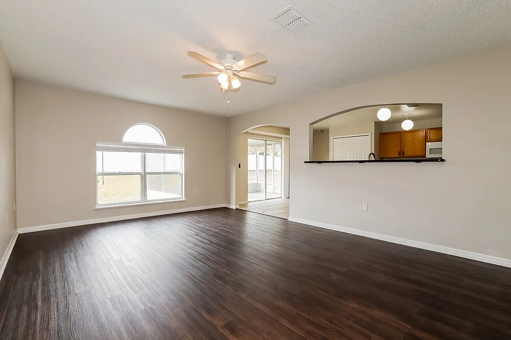 4 bed, 2.0 bath, 1926 sqft, $2,215 — Photo 4