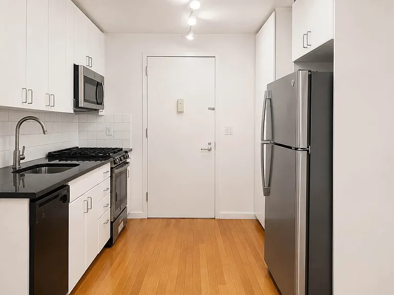 190 E 7th St #611 — Photo 4