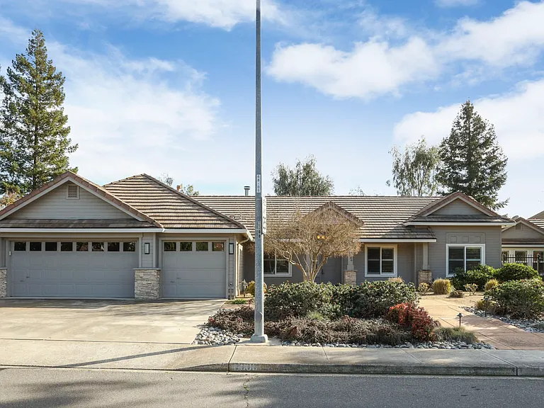 11006 Wild Oak Dr — Photo 1