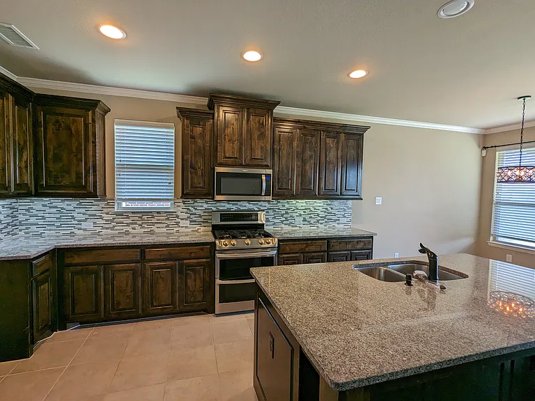 591 Deverson Dr — Photo 5