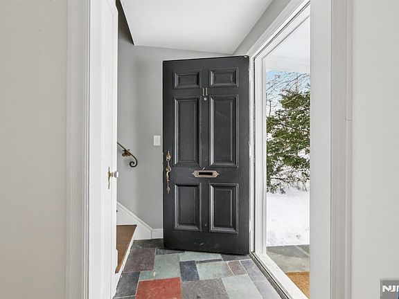 3rd image of 11 S Monroe St