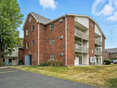 1363 Cunat Ct APT 2G, Lake In The Hills, IL, 60156
