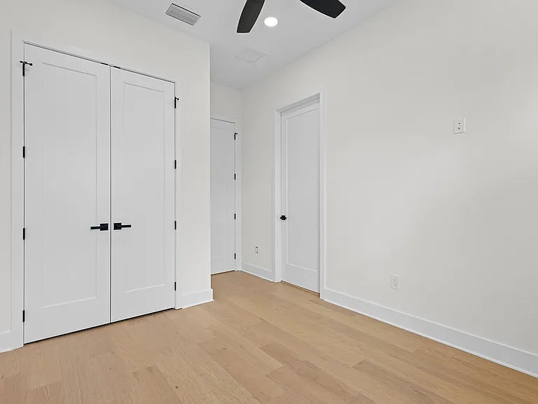 3202 W La Salle St — Photo 55