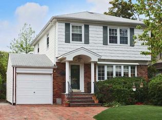 4 Adams St, Floral Park, NY 11001