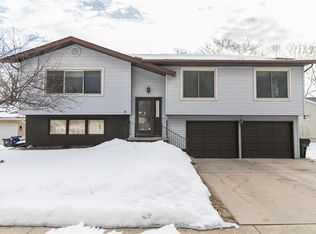 6016 Oakwood Ave NE, Cedar Rapids, IA 52402