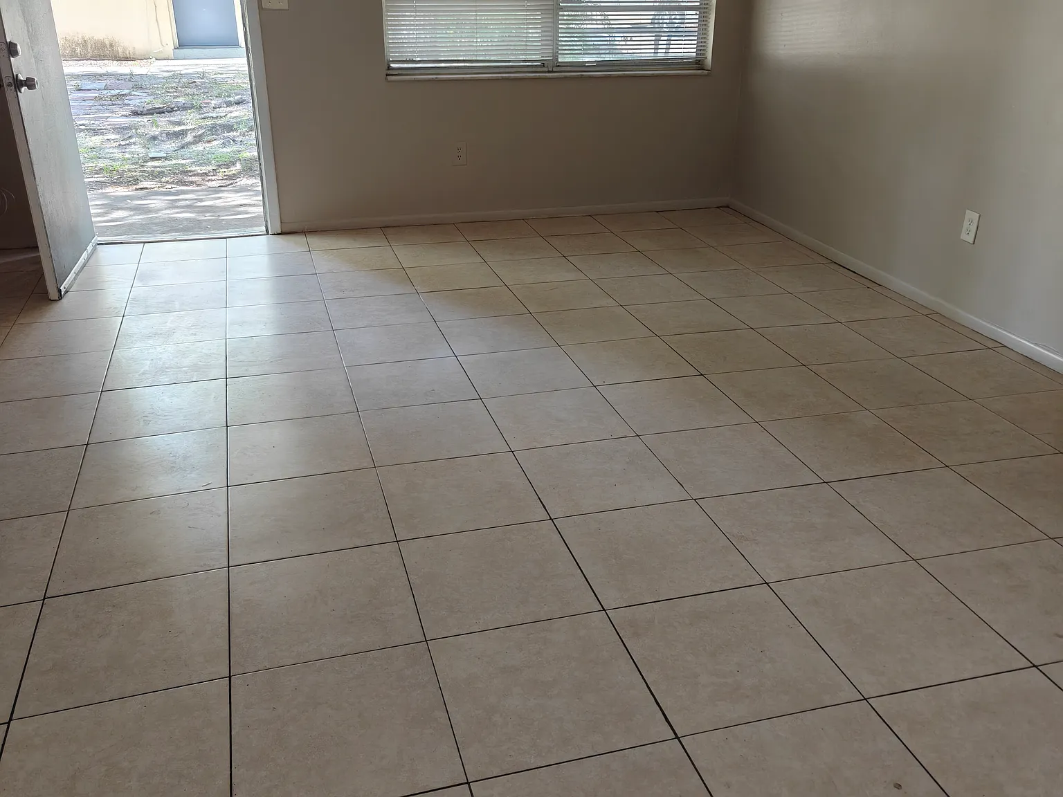 3 bed, 895 sqft, $1,700 — Photo 2