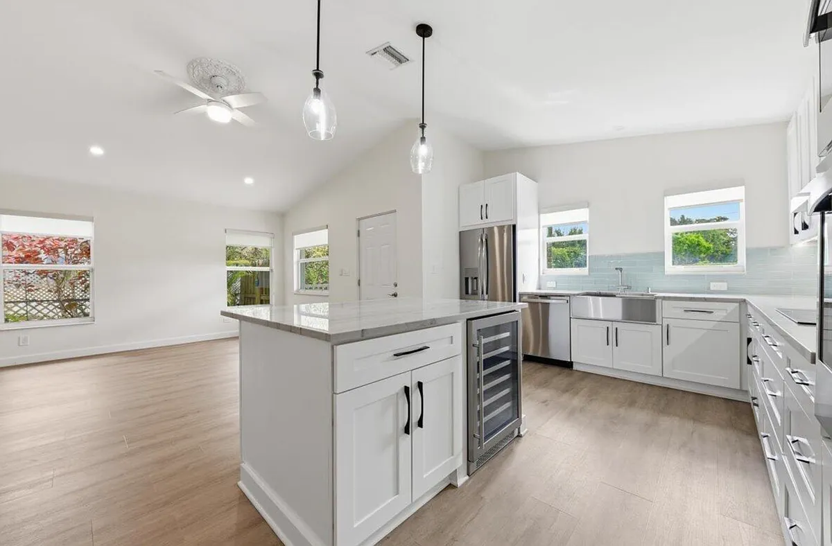 3 bed, 2.0 bath, 1795 sqft, $5,100 — Photo 2