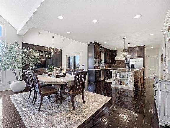 5th image of 6115 NW Chestnut Ct