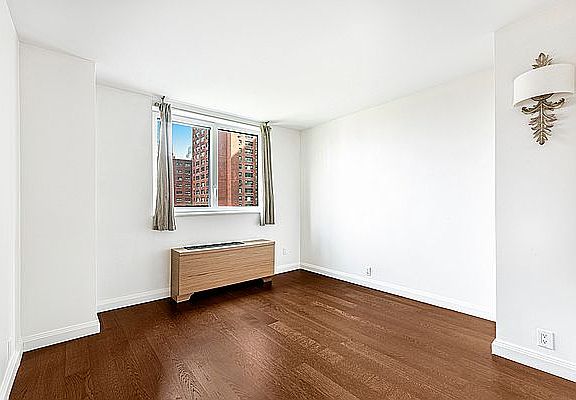 5th image of 200 E 94th St APT 701