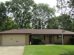 2610 S Meadowlark Dr, New Berlin, WI 53151