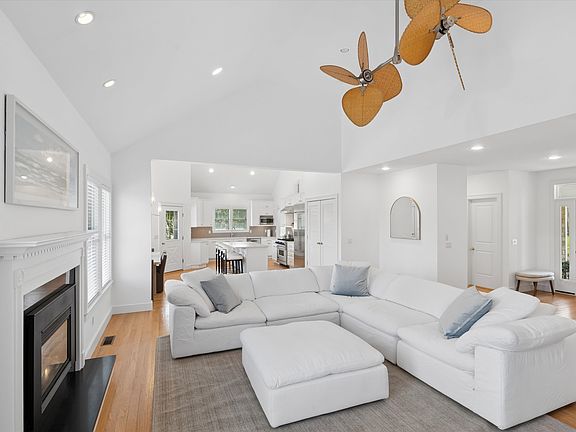 4th image of 10 Peconic View Ct