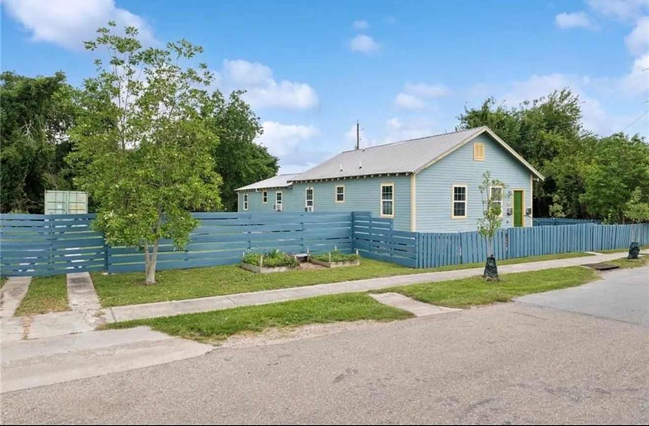 3 bed, 1302 sqft, $1,800 — Photo 2