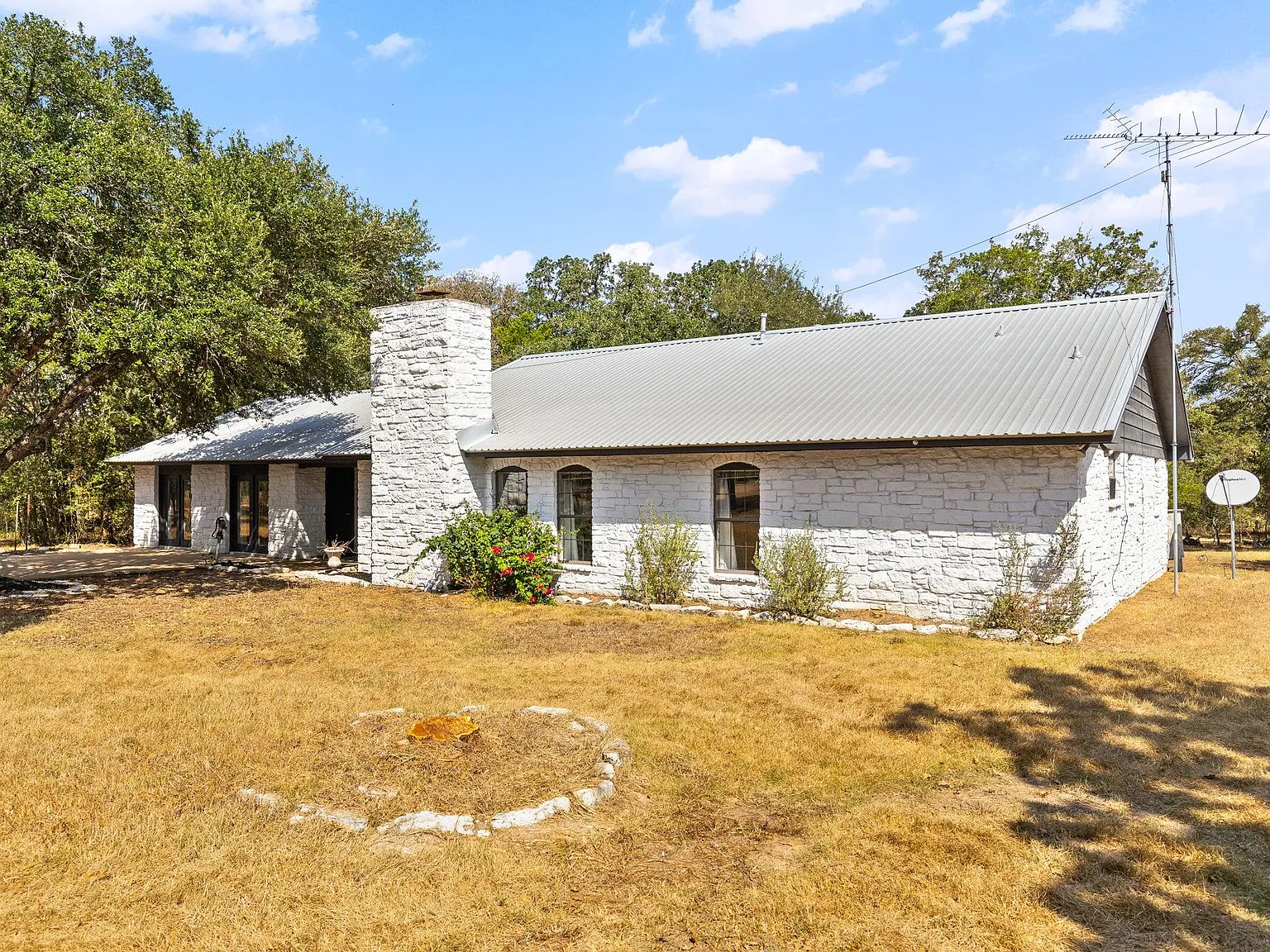4 bed, 2.5 bath, 2579 sqft, $3,850 — Photo 2