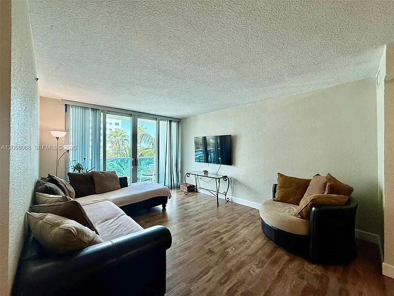 7501 E Treasure Dr #3H — Photo 8