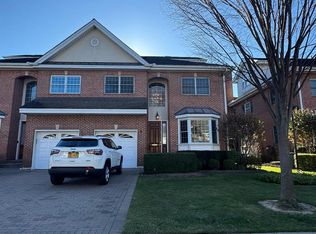 4 E Nassau Dr, Great Neck, NY 11021