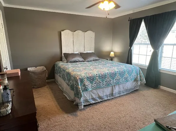 1702 Honeycutt Rd, Clinton, NC 28328