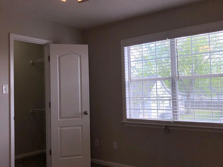 Bedroom,each w/walk in closet