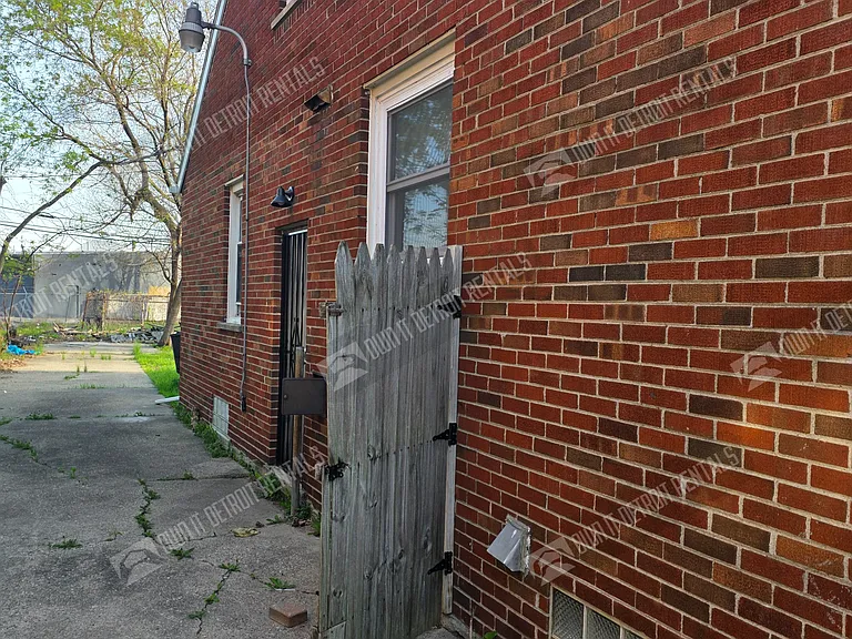11781 Kilbourne St — Photo 2